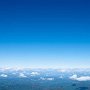 打ち寄せるダイナミックな雲海もいいですが、ぽつりぽつりと雲が浮かぶ空もまた、山岳気分をくすぐります。